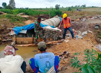 Ini Kata Serda Saleh Babinsa Gunung Tapa Ilir Saat Gotong Royong di Hari Minggu