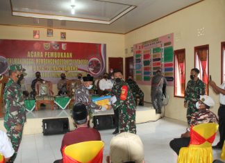 Dandim 0426/Tuba Serahkan Bantuan Sembako Kepada Warga Saat Pembukaan TMMD ke- 112
