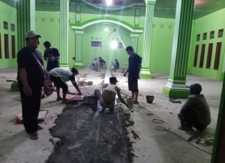 Pemasangan Keramik Masjid Jami’rodhotul Jannah Sudah dimulai Oleh Satgas TMMD 112 Kodim 0426 Tuba