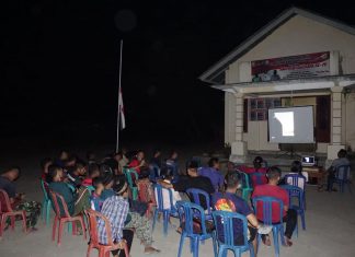 Satgas TMMD 112 Kodim 0426 Bersama Warga Gunung Tapa Ilir Nonton Bareng Film G30S/PKI