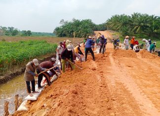 Satgas TMMD 112 Kodim 0426 Tuba Bersama Warga Pasang Bronjong Tahan Longsor