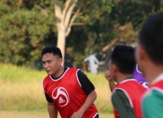 Di Sela- sela Kegiatan TMMD 112 Kodim 0426/TB Anggota Satgas dan Warga Olahraga Bersama