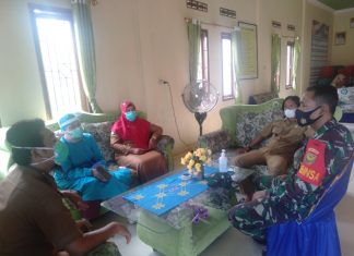 Bersama Aparatur Kampung dan Bidan Desa Babinsa Koramil Banjar Agung Data Warga belum Vaksin
