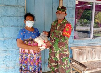 Babinsa Kampung Aji Jaya Peduli Kepada Warga Kurang Mampu.