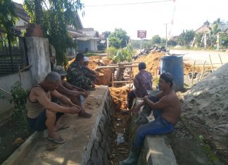 Babinsa Koramil Simpang Pematang Ikut Awasi Proses Pembangunan Gorong Gotong di Mukti Karya