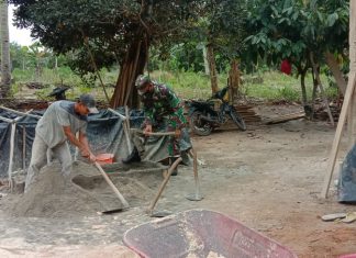 Kerjasama Untuk Kebaikan Bersama,Sertu Sadali Gotong Royong Bangun Rumah Warga