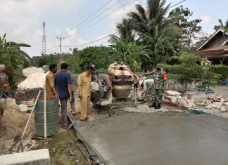 Pastikan Pembangunan Lancar,Serda Madsudin Awasi Proses Pembangunan Jalan Rabat Beton