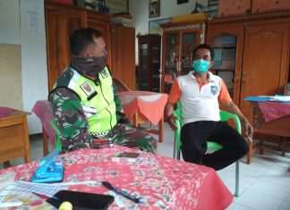 Ingatkan Prokes,Serka Legono Datangi Rumah Rumah Warga di Kampung Bumisari