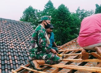 Indahnya Kebersamaan,Gotong Royong Bersama Babinsa Desa Iso Mukti
