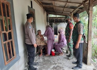 Percepat Vaksinasi,Babinsa dan Petugas Kesehatan Door To Door di Kampung Bumi Ratu