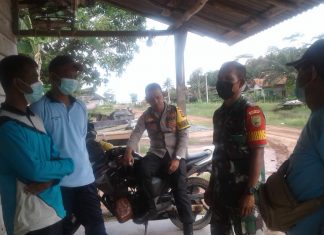 Koptu Priyanto Menghimbau Kepala Kampung Melakukan Pendataan Masyarakat Yang Belum Vaksin