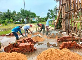 Babinsa Bersama Masyarakat Membangun Gapura di Desa Sungai Buaya