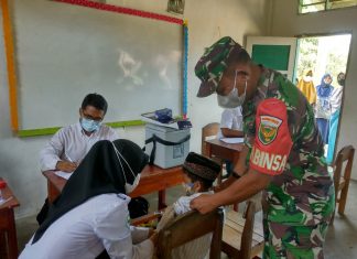 Sertu Sunarya Dampingi Vaksinasi Covid 19 Untuk Anak Anak