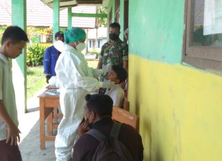 Babinsa Desa Iso Mukti dan Petugas Kesehatan Periksa Kesehatan Siswa SDN4 Menjelang Tahun Ajaran 2022