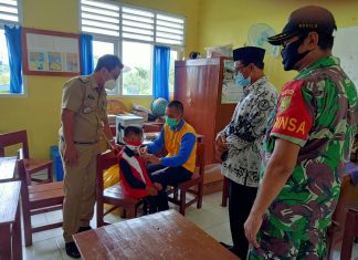 Babinsa Kampung Bujuk Agung Pastikan Anak Yang Divaksin Sehat