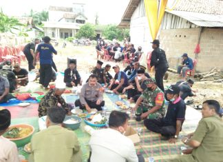 Sambangi PSHT di Desa Panggung Jaya,Babinsa Himbau Tetap Lakukan Protokol Kesehatan