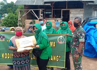 Kepedulian Persit Kartika Chandra Kirana Cabang XLIX Kodim 0426/TB Kepada Korban Bencana Puting Beliung