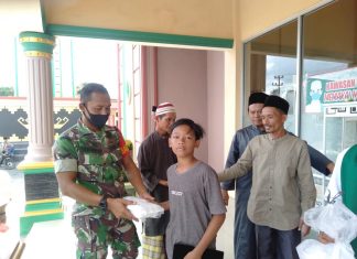 Himbauan Babinsa Kampung Banjar Agung Pada Warga Sambil Membagikan Takjil