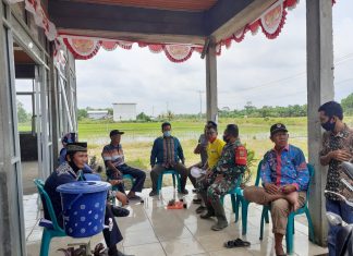 Babinsa Desa Tanjung Mas jaya,Serda Puji Riyadi Melaksanakan Komsos Bersama Aparatur Desa Setempat
