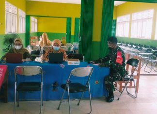 Sertu Widarsono Melaksanakan Monitorin Serbuan Vaksinasi Usia 6 Hingga 11 Tahun Di Sekolah