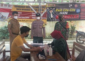 Babinsa dan Bhabinkamtibmas Mendampingi Proses Penyuntikan Vaksin Agar Berjalan Aman dan Tetap Mematuhi Prokes Covid-19