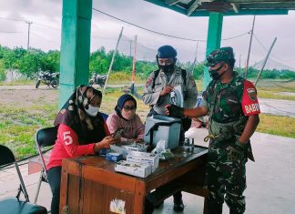 Serda Widarsono Dan Anggota Polairut Melaksanakan Monitoring Serbuan Vaksinasi Di Balai Kampung