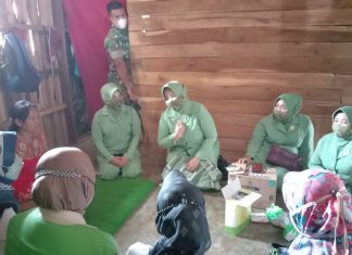 Ibu Ketua Persit KCK Cabang XLIX Beserta Rombongan Memberikan Bansos Langsung Tehadap Keluarga Yang Terkena Gizi Buruk