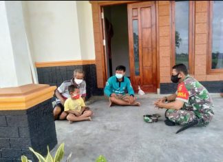 Sertu Yohanes Menyambangi Langsung Warga Ingatkan Prokes Covid-19 Jangan Sampai Kendor