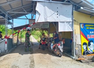Sertu Rapinel Memastikan Warga Patuhi Prokes Covid-19 di Pos Keluar Masuk Kampung