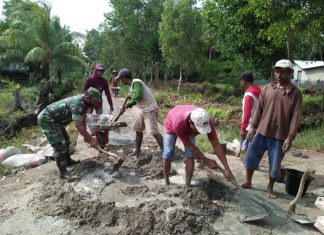 Serma Slamet Triadi Membantu Warga Memperbaiki Jalan Akses Kampung Yang Rusak