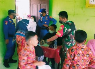 Agar Berjalan Lancar dan Tertib Sertu Widarsono Dampingi Proses Vaksinasi