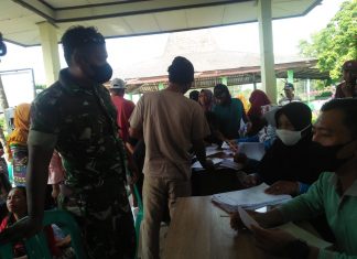 Demi Membentuk Herd Immunity Serda Eeng Saepul Menghimbau Warga Untuk Melaksanakan Vaksin