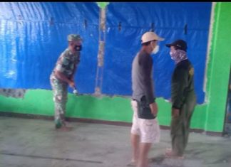 Kebersamaan Melalui Gotong Royong Serka Exnasius S dan Warga Memperbaiki Rumah Ibadah