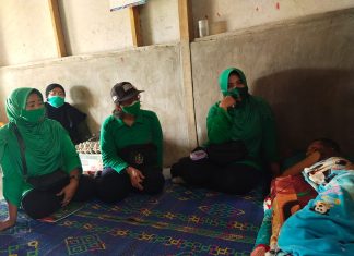 Ibu Ketua Persit Kartika Chandra Kirana Cabang XLIX Kodim 0426/TB Memberikan Bantuan Langsung Pada Yang Warga Kurang Mampu