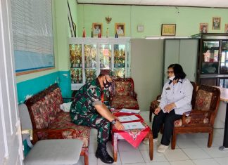 Demi Mensukseskan Vaksinasi Tahap 2 Serma Sukardi Koordinasi Dengan Kepala Sekolah SDN 01
