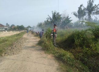 Antisipasi Penyebaran Wabah penyakit Serda Suranto Ajak Warga Bersihkan Lingkungan