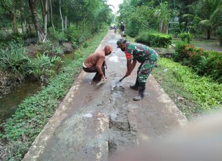 Serma Slamet Triadi Menggelar Gotong Royong Bersama Warga Perbaiki Jalan