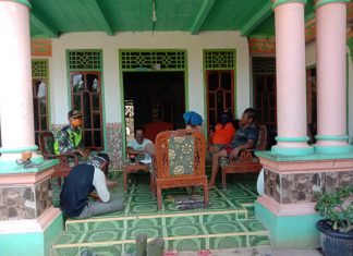 Datangi Rumah ke Rumah Babinsa Ingatkan Warga Untuk Selalu Taati Prokes