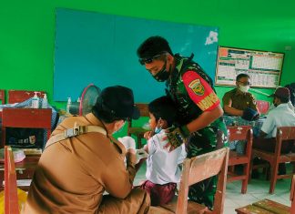 Sertu Widarsono Dampingi Pelaksanaan Vaksinasi di SDN 01 kampung Bumi Dipasen jaya