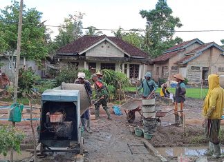 Kerja Sama Demi Kebaikan Bersama,Sertu Lilik Mujio Gotong Royong Bersama Warga Desa Setempat