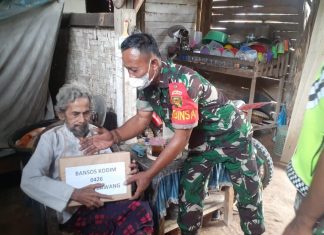 Sambil Menyerahkan Bansos Sertu Sutarto Ingatkan Warga Pentingnya Menjaga Prokes