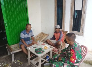 Sertu Ribut Diantoro Turun ke Desa Binaan Memberikan Penyuhuhan Pertanian Pada Warga