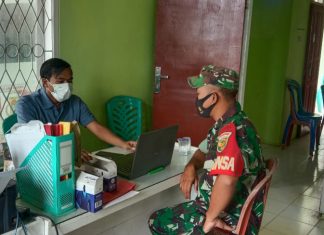 Sertu Heriansyah Melakukan Pendataan Masyarakat Yang Belum Mendapatkan Suntik Vaksin