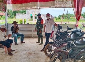 Babinsa Way Puji Ajak Masyarakat Binaanya Untuk Melakukan Suntik Vaksin