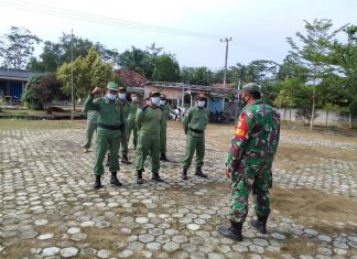 Babinsa Panca Warna Berikan Instruksi Pada Linmas Untuk Menjadi Pelopor Keamanan Desa