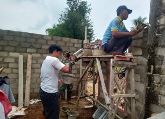 Demi Kebaikan Bersama Serka Hery S Gotong Royong Bersama Masyarakat Bangun Rumah Ibadah