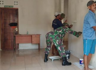 Babinsa Bujung Buring Bantu Masyarakat Perbaiki Balai Desa Setempat