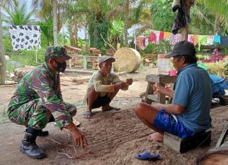 Menyambangi Langsung Kediaman Warga,Sertu Lilik Mudjio Minta Warga Selalu Terapkan Prokes