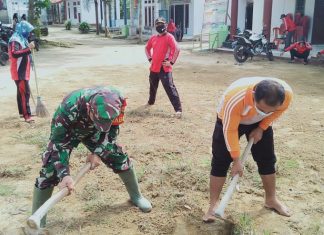 Peltu Apriansah Bantu masyarakat Melaksanakan Gotong Royong Bersihkan Balai Kampung Setempat