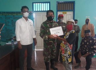 Sertu Sunarya Dampingi 184 KK Yang Menerima Bantuan Langsung Tunai (BLT)di Balai Kampung